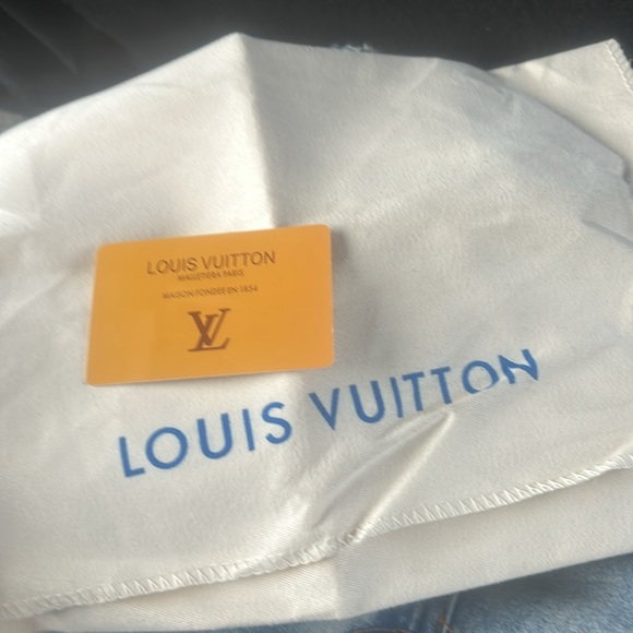 Louis Vuitton bag used 3 times basically new just tryna get rid of some stuff.! - Picture 2 of 3